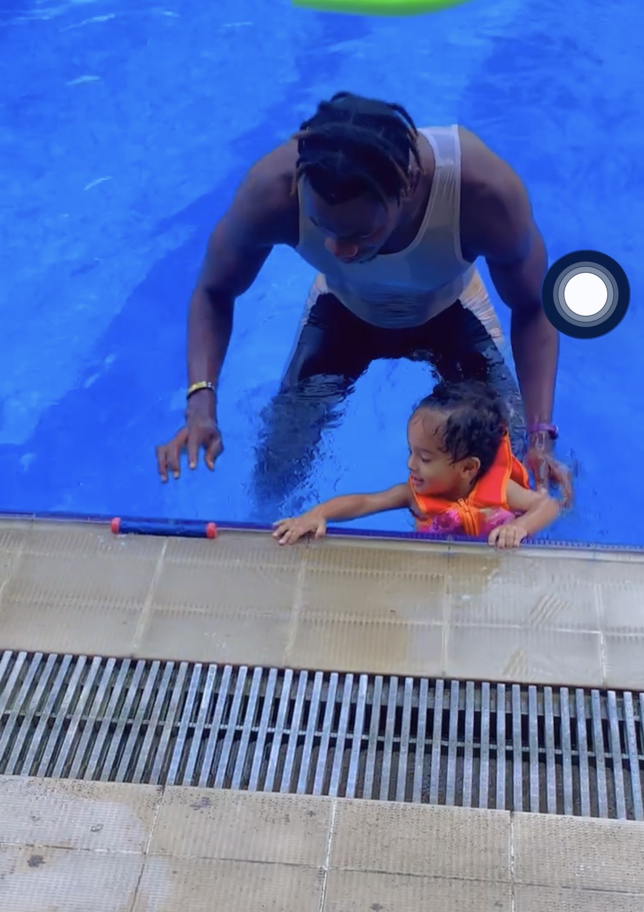 Bébé accompagné au bord du bassin