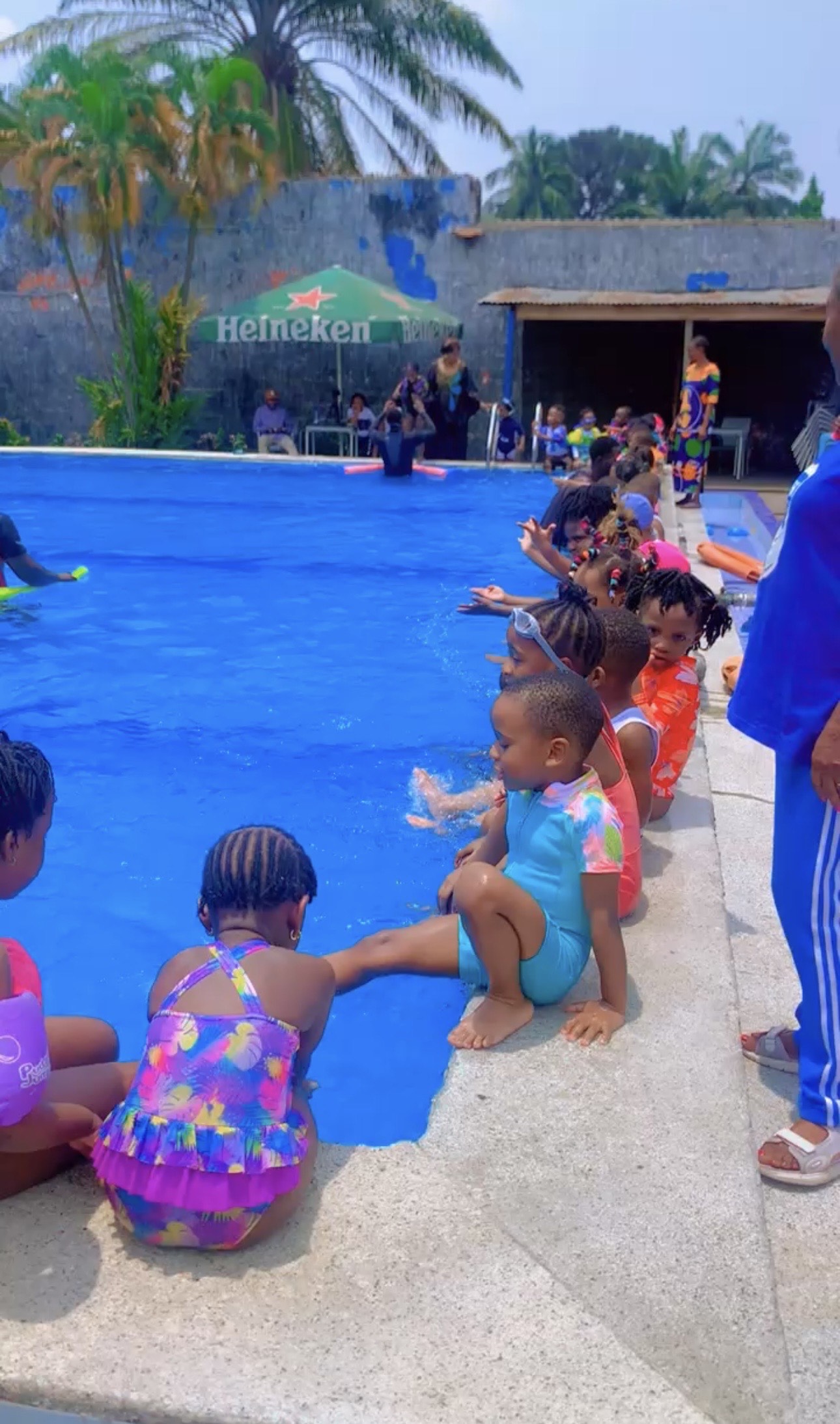 Élèves en séance de natation scolaire