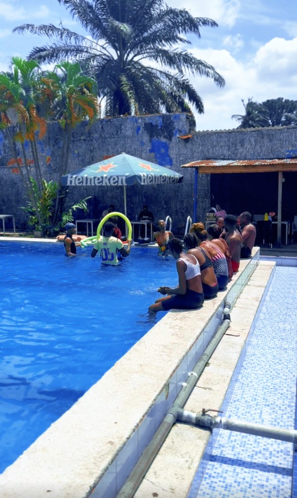 Adultes au bord de la piscine pendant une séance d'apprentissage