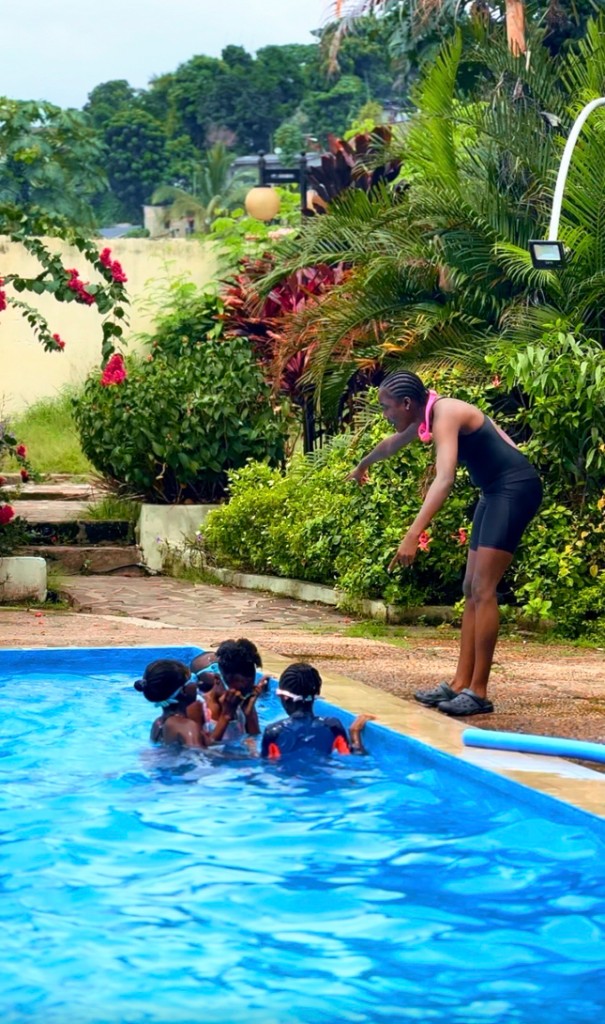 Instructrice donnant les consignes à un groupe d'enfants dans la piscine