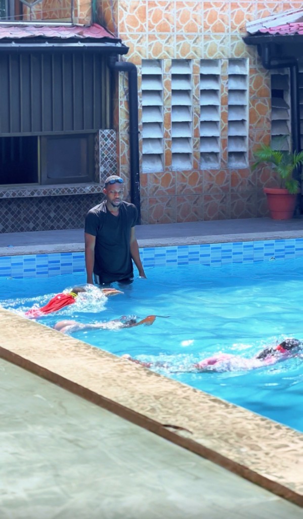 Filles et garçons en séance de natation encadrée