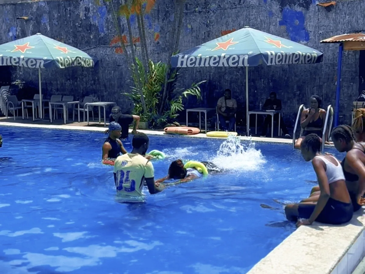 Groupe d'élèves encadrés par un maître-nageur pendant une séance de natation scolaire