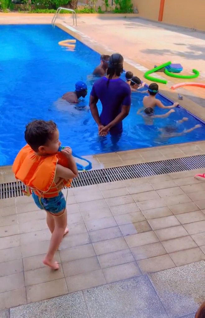 Séance collective enfants : gilet de flottaison, frites et encadrement