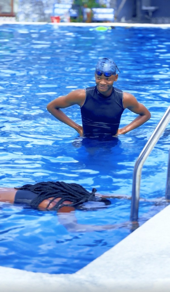 Coach surveillant un nageur adulte pendant un exercice